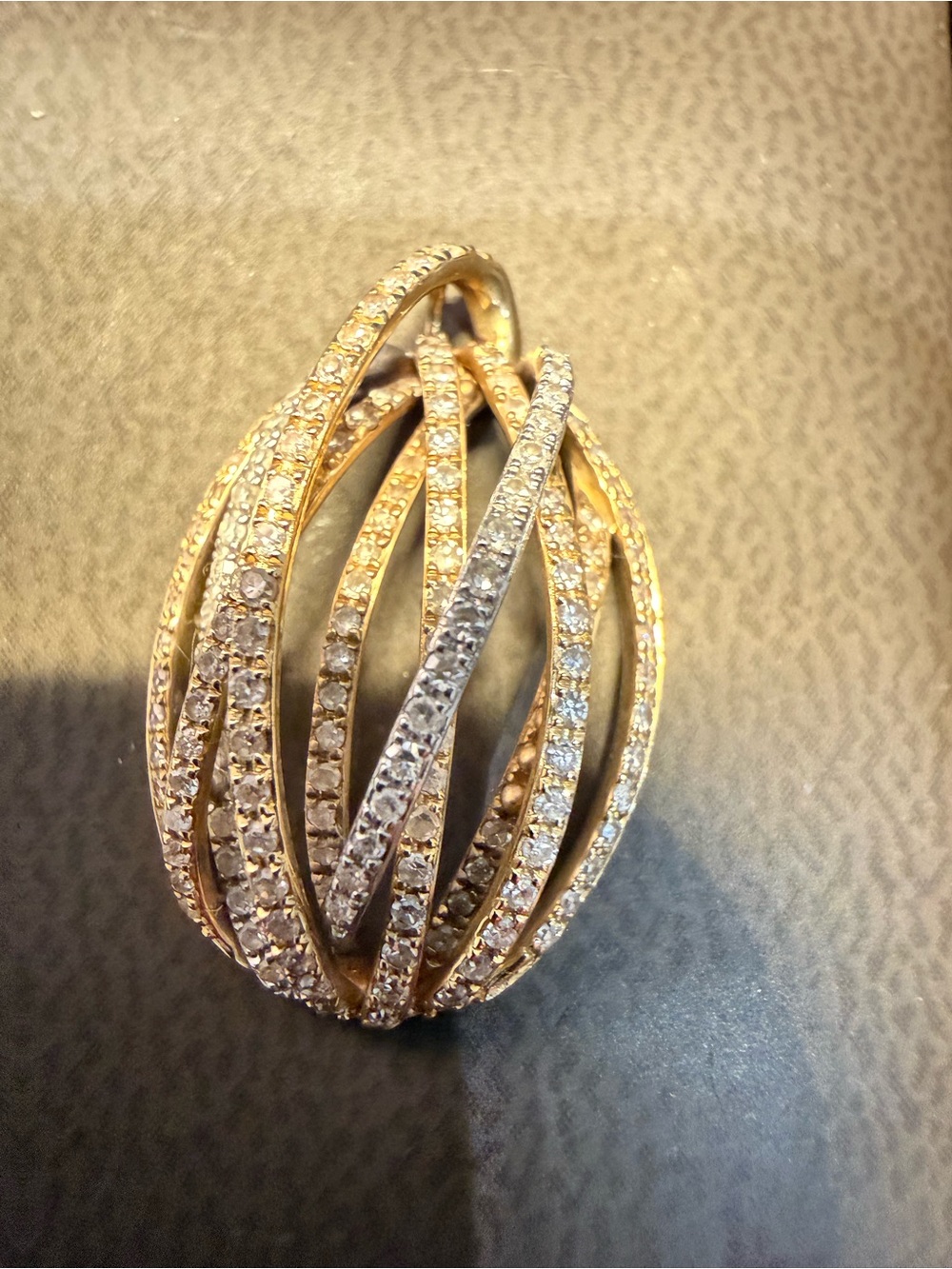 Diamond 18k Gold and white gold Twisted Pavรฉ Pendant